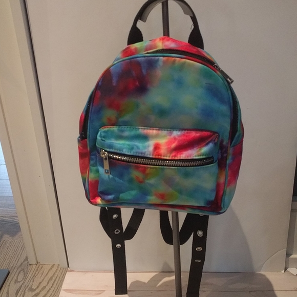 🍀🌺👠Small backpack by forever 21 🌸🍀🌺 - Picture 3 of 6